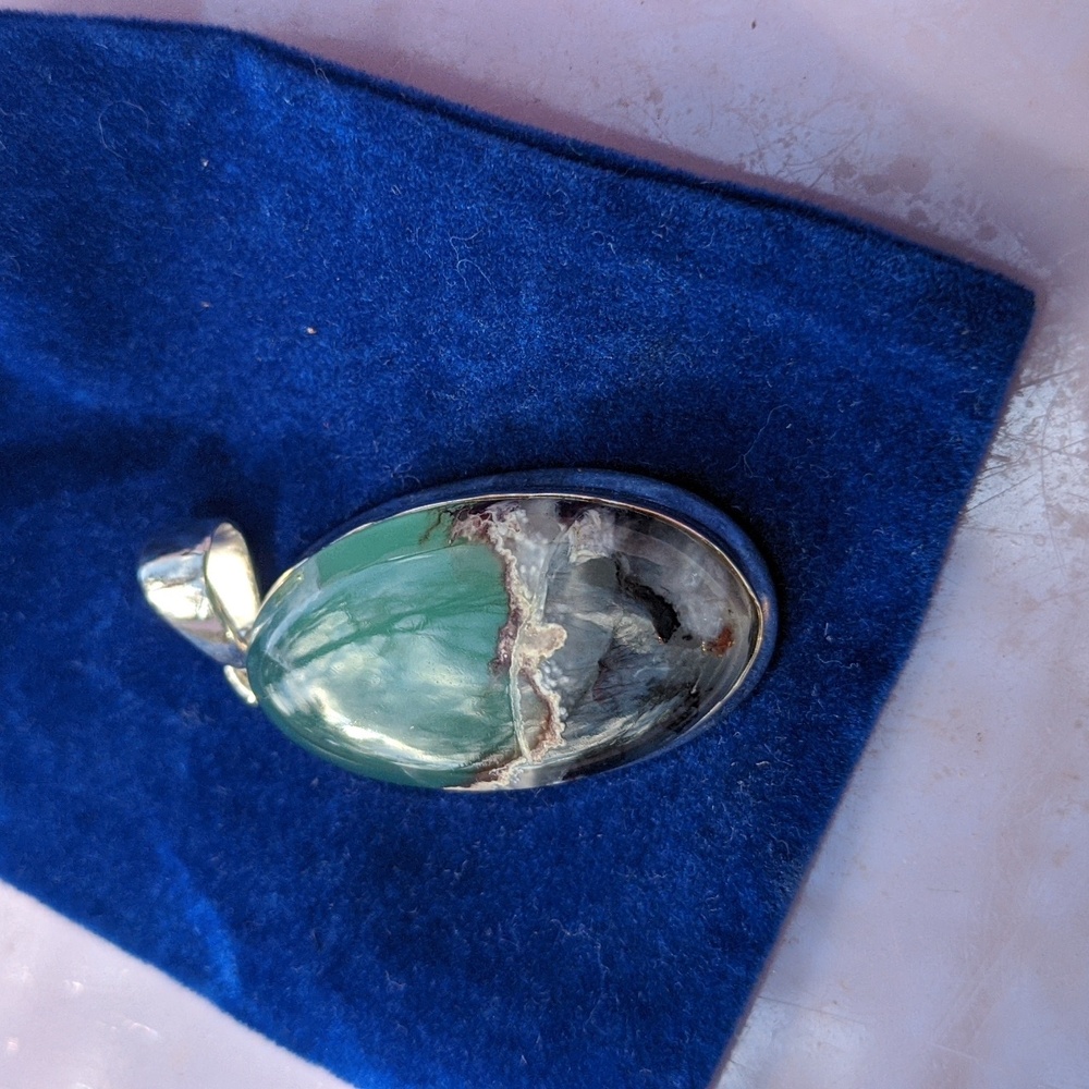Extraordinary *SUPER SUPER RARE FIND** Chrysoprase gemstone 925